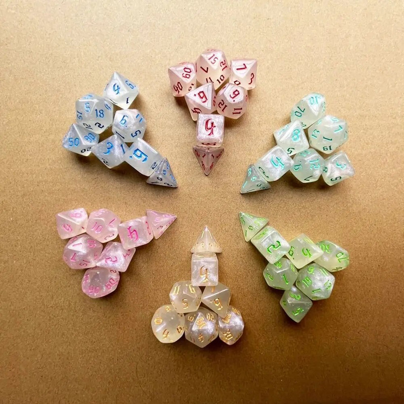 7 vnt / rinkinys Daugiabrisis skaitmeninis kauliukų rinkinys akrilo stalo žaidimas Nepermatomi daugiakampiai kauliukai 7 kauliukai, skirti DND kauliukų stalo vaidmenų žaidimui