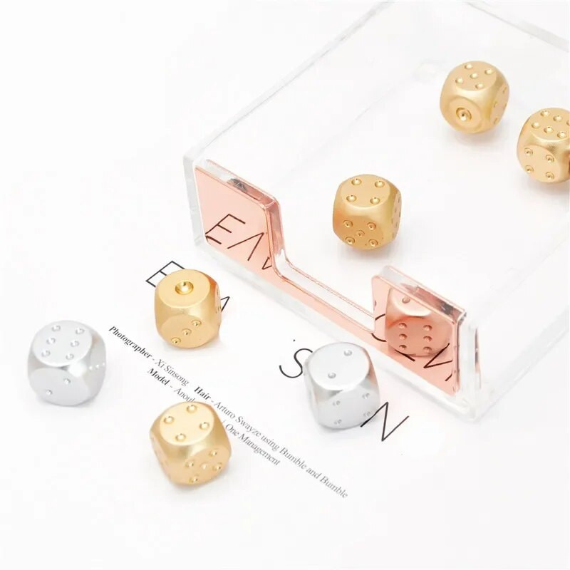 Kallis puhta hõbedase kullavärvi alumiiniumsulamist täringud peente kasti doominodega Mäng Matkapokker KTV baaripeo rekvisiitide täringukomplekt