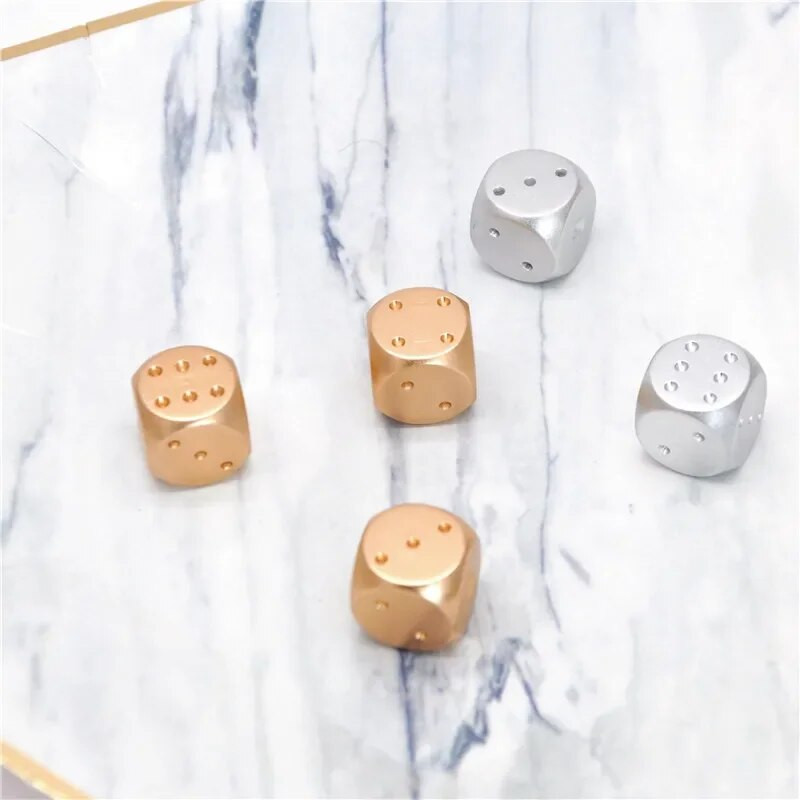 Kallis puhta hõbedase kullavärvi alumiiniumsulamist täringud peente kasti doominodega Mäng Matkapokker KTV baaripeo rekvisiitide täringukomplekt