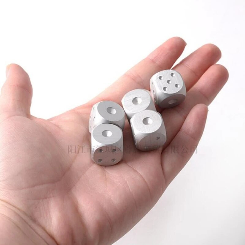 Kallis puhta hõbedase kullavärvi alumiiniumsulamist täringud peente kasti doominodega Mäng Matkapokker KTV baaripeo rekvisiitide täringukomplekt