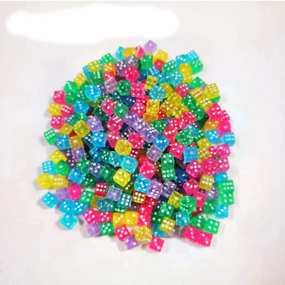 100 τεμ. 6 χρωμάτων Πλαστικό λευκό Ζάρια τυχερών παιχνιδιών Τυπικό D6 Ζάρια κύβων έξι όψεων για αξεσουάρ επιτραπέζιων παιχνιδιών 5*5*5 χιλιοστά