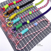 Tālruņa aukla noņemama regulējama kaklarota, kas paredzēta mobilajam tālrunim, plastmasas plāksteris šķērsām kakla skavām.