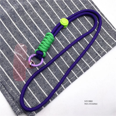 Tālruņa aukla noņemama regulējama kaklarota, kas paredzēta mobilajam tālrunim, plastmasas plāksteris šķērsām kakla skavām.