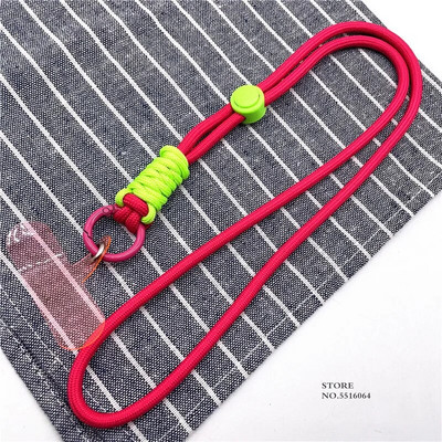 Tālruņa aukla noņemama regulējama kaklarota, kas paredzēta mobilajam tālrunim, plastmasas plāksteris šķērsām kakla skavām.