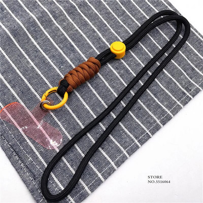 Tālruņa aukla noņemama regulējama kaklarota, kas paredzēta mobilajam tālrunim, plastmasas plāksteris šķērsām kakla skavām.