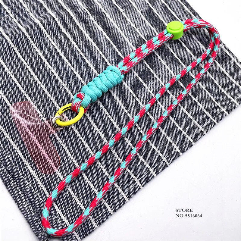 Tālruņa aukla noņemama regulējama kaklarota, kas paredzēta mobilajam tālrunim, plastmasas plāksteris šķērsām kakla skavām.