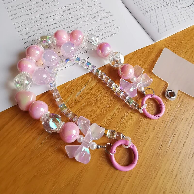 Kratki privjesak sa šarenom leptir mašnom i privjeskom s perlama Univerzalna telefonska torbica s kopčom koja se ne spušta Uzica za mobilni telefon