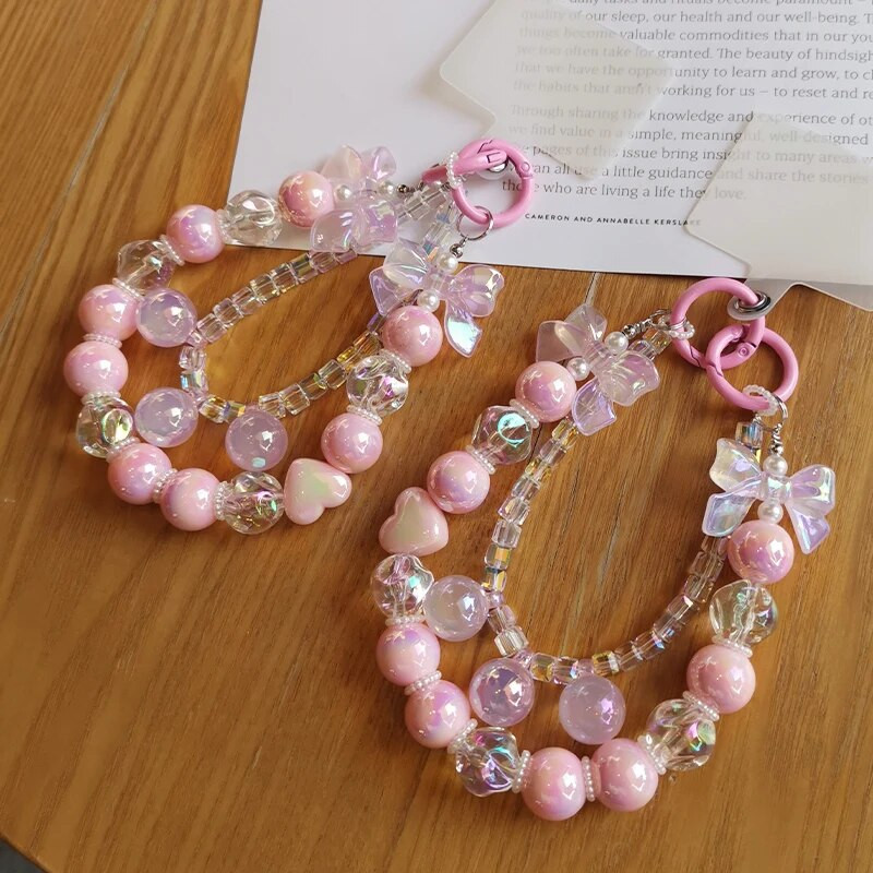 Kratki privjesak sa šarenom leptir mašnom i privjeskom s perlama Univerzalna telefonska torbica s kopčom koja se ne spušta Uzica za mobilni telefon