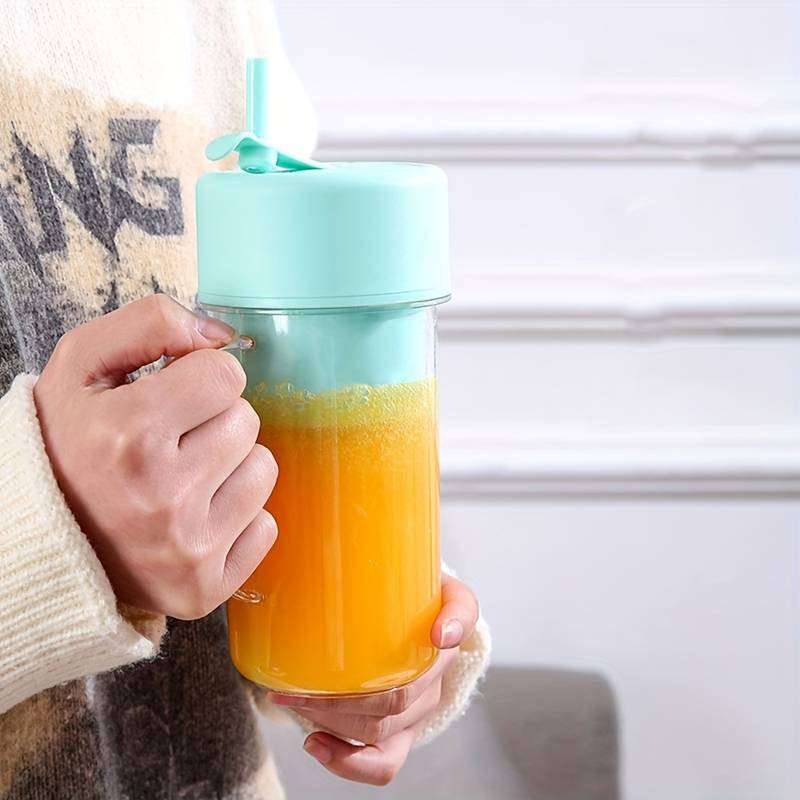 Jaunākā modeļa portatīvā mini sulu spiede svaigai un smūtiju mazai sulu spiedei