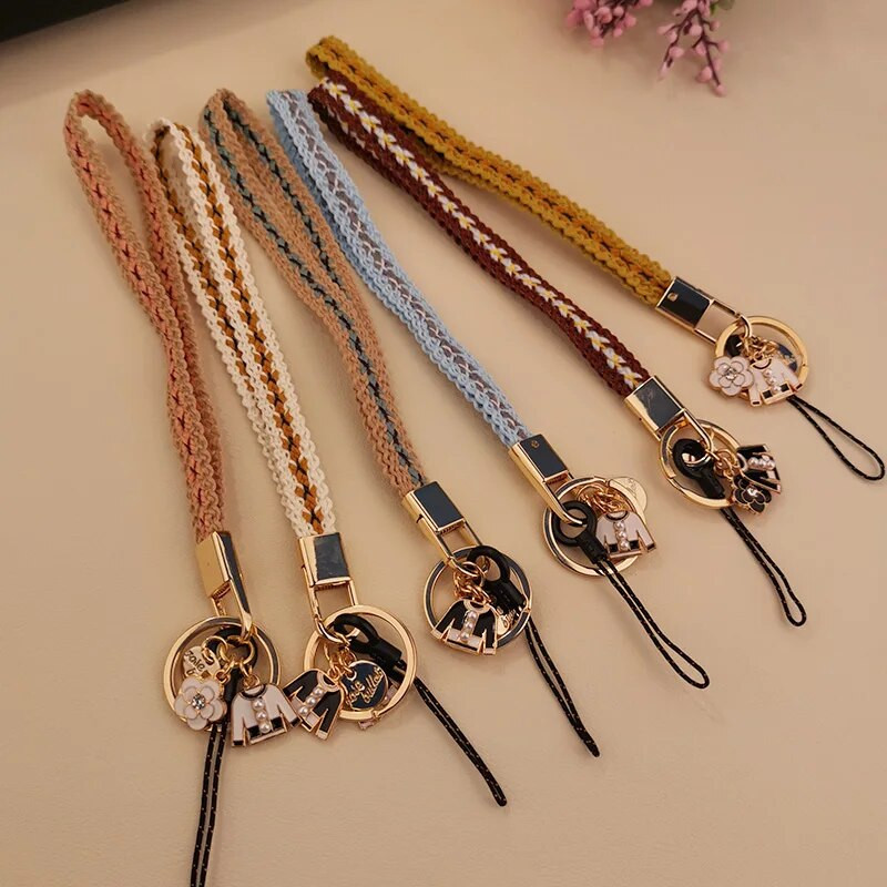 Jauns īss, mazs aromāts, pīts štrope, rokassprādze, kulons pret pazaudēšanu tālruņa futrālis, atslēgu piekariņš, īsa plaukstas siksna, mobilā tālruņa aukla