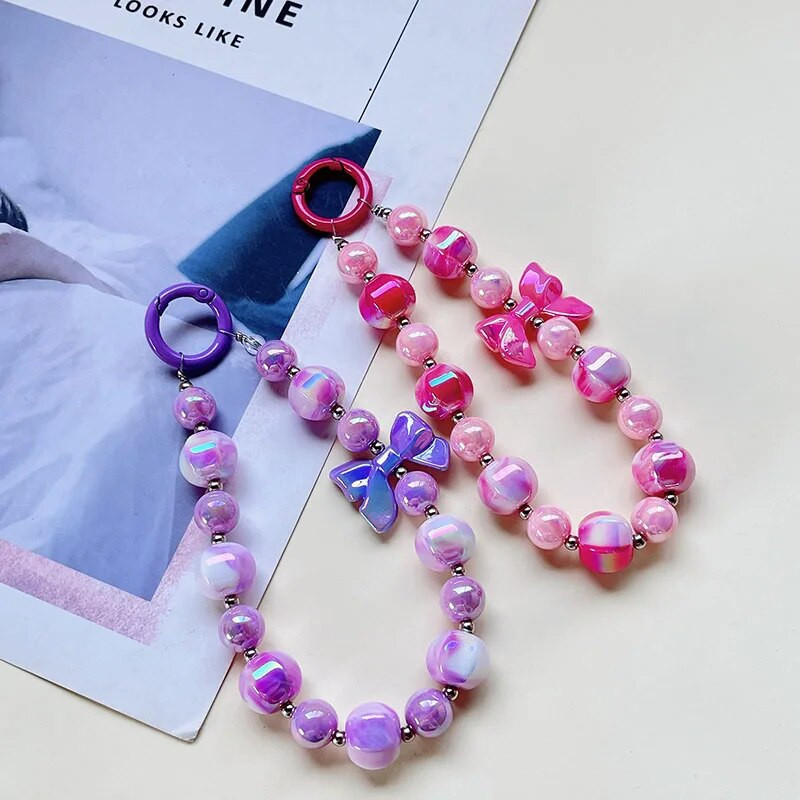 Radoša roku darbs ar pērlītēm mobilā tālruņa ķēde Divu krāsu žilbinoša Bowknot Pērlīšu rokassprādze Jauki mugursomas dekori Mobilā tālruņa futrāļa ķēdes