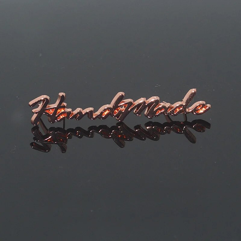 10GAB ar rokām darinātas burtu metāla etiķetes DIY amatniecības roku darbs šūšanas apdares etiķetes Džinsiem apaviem somām rokām izgatavotas etiķetes etiķetes