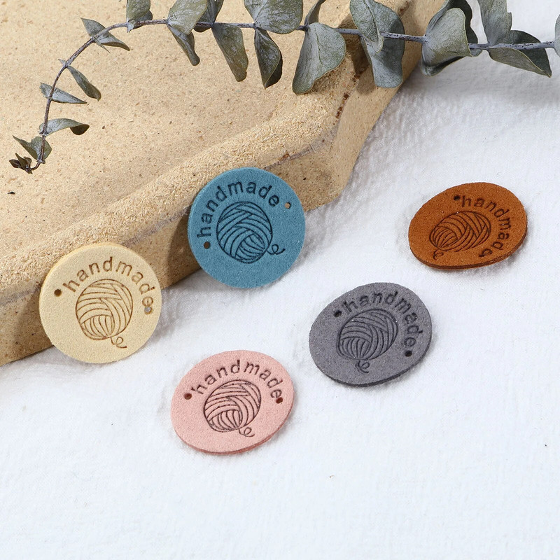 20 TK Ümmargused sildisildid Lõngakera Käsitsi valmistatud kunstseemisnahast Reljeefsed rõivasildid Õmblusmütsitarvikud Rõivaste kudumissilt 25 mm