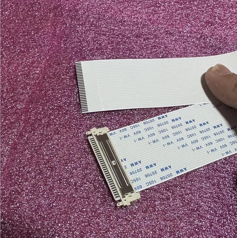 Ευέλικτο επίπεδο καλώδιο FFC Καλώδιο 30 ακίδων 1,0 Βήμα αντίθετη κατεύθυνση με υποδοχή για οθόνη LCD TTL 25cm*3,1cm