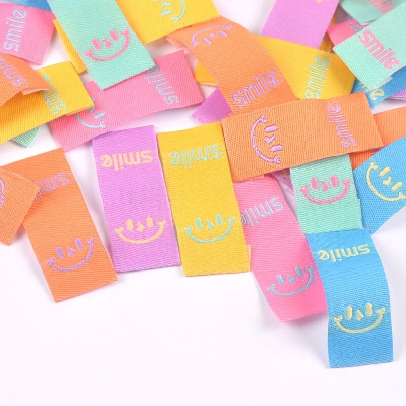 50Gb Krāsains smaids Izšuvums Colth Etiķetes Apģērba Mazgām Kopšanas Birkas Šūšanas Aksesuāri Amatniecība DIY Adīšanas soma Apavu piederumi