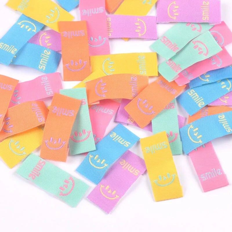 50Gb Krāsains smaids Izšuvums Colth Etiķetes Apģērba Mazgām Kopšanas Birkas Šūšanas Aksesuāri Amatniecība DIY Adīšanas soma Apavu piederumi