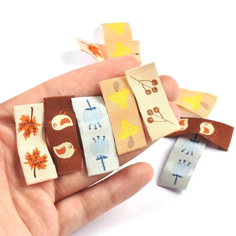 50 gab. Rudens kļavu lapu izšūšanas uzlīmes šūšanai Apģērba etiķetes Roku darbs Aksesuāri Apģērbs Birkas Kopšanas somas Logo DIY Amatniecība
