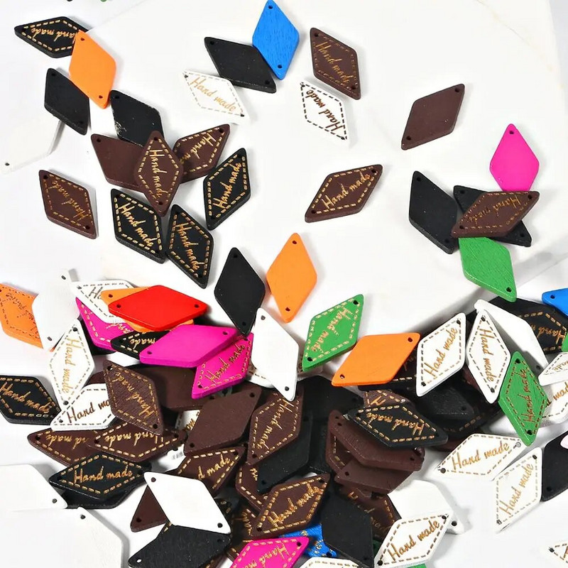 50 tk Käsitsi valmistatud etikett puidust sildid Õmblusnööbid Erinevad värvid Reljeefsed DIY lipp ristkülikukujulised sildid Käsitöötarbed Rõivaste tarvikud