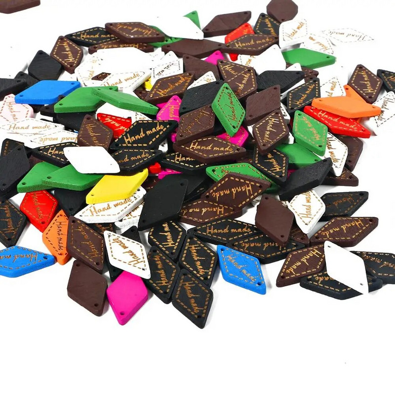 50 tk Käsitsi valmistatud etikett puidust sildid Õmblusnööbid Erinevad värvid Reljeefsed DIY lipp ristkülikukujulised sildid Käsitöötarbed Rõivaste tarvikud