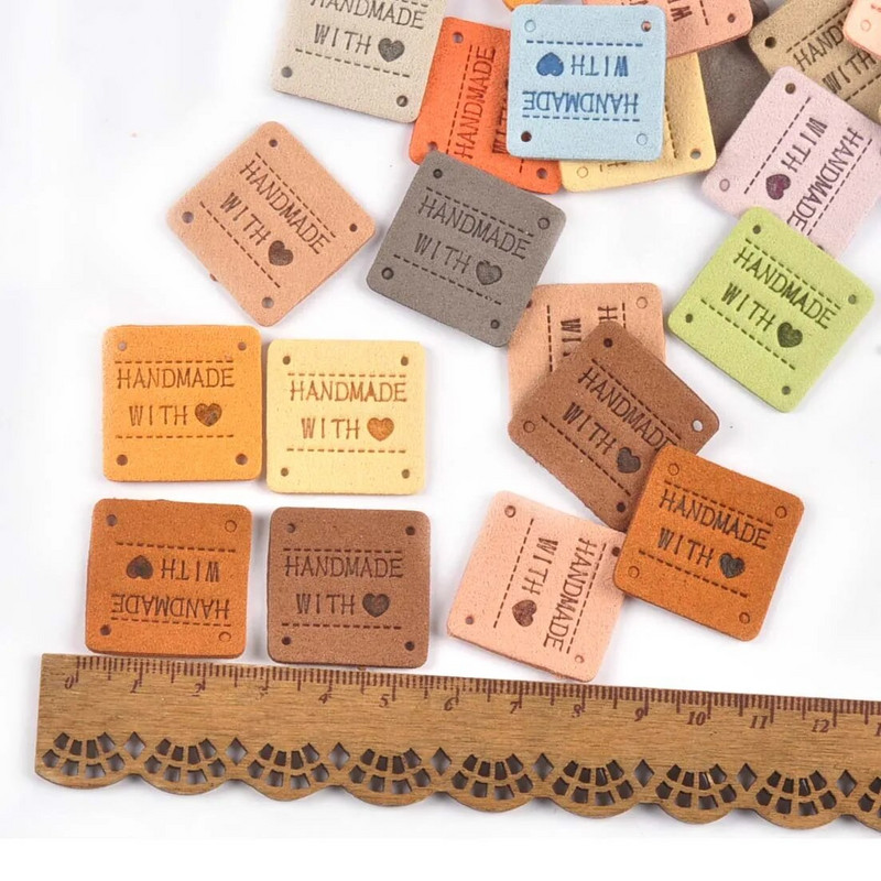 20Gb 2,5cm jauktas krāsas mini kvadrāts "Roku darbs ar mīlestību" Reljefa etiķetes Šūšanai Apģērbi Amatniecība Aksesuāri DIY Somas Cepures Tag