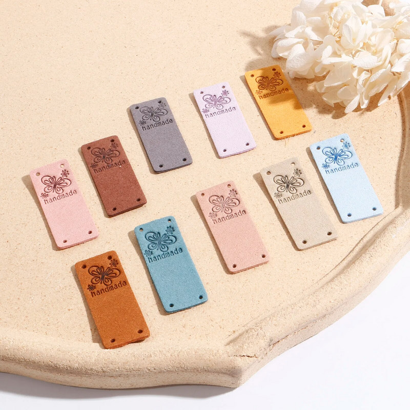 10 TK PU etiketisildid ristkülikukujuline liblika muster "käsitsi valmistatud" kunstnahast kunstnahast silt mütsi jaoks, rõivad, rõivad, õmblemine 5 cm x 2 cm