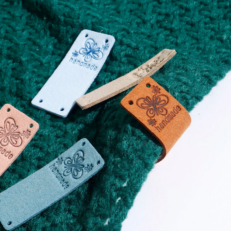 10 TK PU etiketisildid ristkülikukujuline liblika muster "käsitsi valmistatud" kunstnahast kunstnahast silt mütsi jaoks, rõivad, rõivad, õmblemine 5 cm x 2 cm