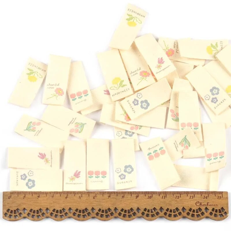 50 τμχ/παρτίδα Ετικέτες Πολύχρωμα Λουλούδια Έντυπη υφασμάτινη ετικέτα Ράψιμο Ρούχα Flag Παπούτσια Ρούχα DIY Αξεσουάρ χειροποίητων χειροτεχνιών C2887