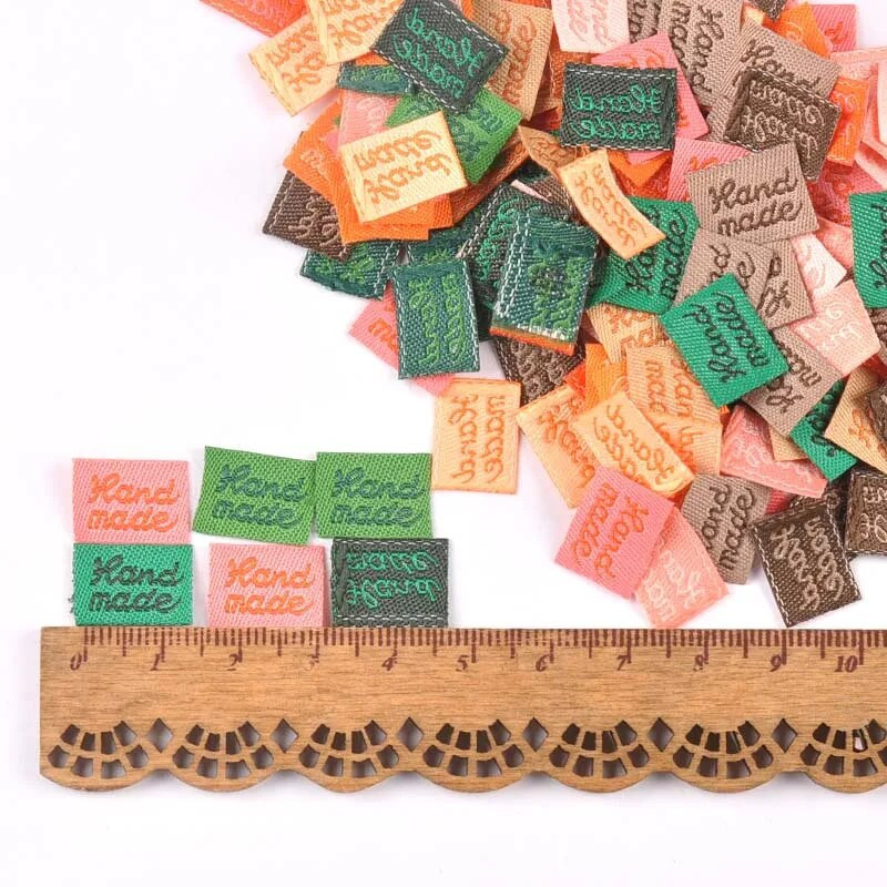 100 τμχ Χειροποίητες Ετικέτες Ρούχων Ανάγλυφες Ετικέτες DIY Flag Labels Για Ράψιμο Ενδυμάτων Κάλτσες Αξεσουάρ cp2393