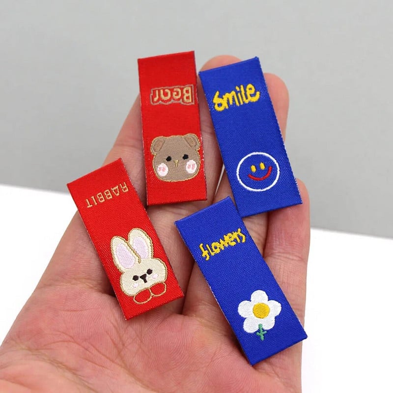 50 τμχ Cartoon Bear Rabbit Χειροποίητες Ετικέτες Ρούχα Ετικέτες για Καπέλο Kawaii Λουλούδι Χειροποίητη Ετικέτα για ρούχα Μπλε Κόκκινο DIY Πρωτοχρονιά