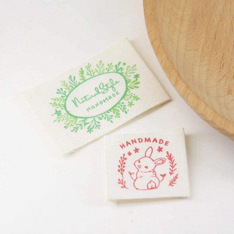 Καθαρό βαμβακερό χειροποίητο επίπεδο ύφασμα με μαύρες πράσινες ετικέτες, υφασμάτινα αξεσουάρ, αξεσουάρ ραπτικής DIY, ετικέτες ρούχων