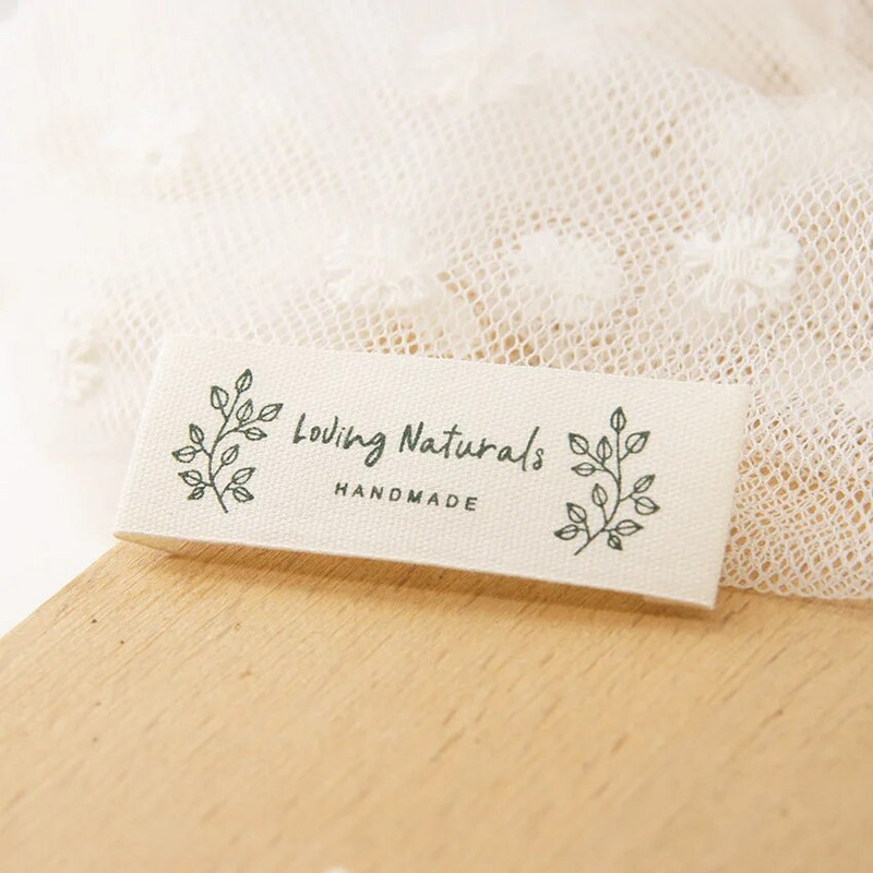 Καθαρό βαμβακερό χειροποίητο επίπεδο ύφασμα με μαύρες πράσινες ετικέτες, υφασμάτινα αξεσουάρ, αξεσουάρ ραπτικής DIY, ετικέτες ρούχων