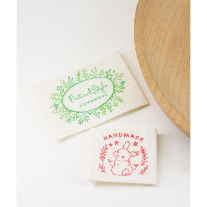 Καθαρό βαμβακερό χειροποίητο επίπεδο ύφασμα με μαύρες πράσινες ετικέτες, υφασμάτινα αξεσουάρ, αξεσουάρ ραπτικής DIY, ετικέτες ρούχων