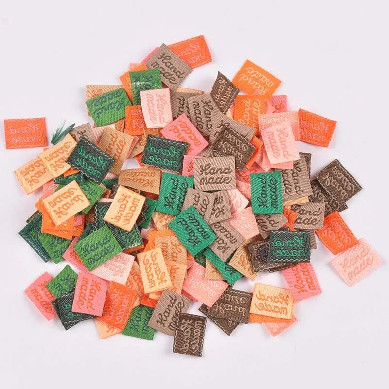 100 tk/kott Tikitud riidest sildid DIY rõivakotid rõivaste jaoks Reljeefse lipuga õmblussildid Käsitsi valmistatud tarvikud 11x15 mm C2393
