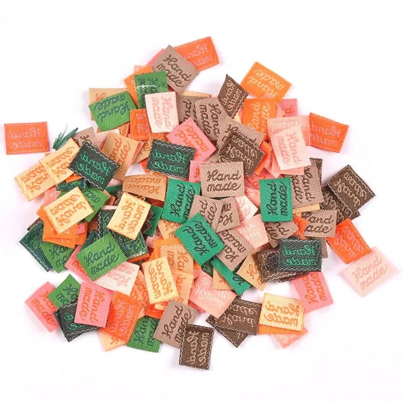 100 tk/kott Tikitud riidest sildid DIY rõivakotid rõivaste jaoks Reljeefse lipuga õmblussildid Käsitsi valmistatud tarvikud 11x15 mm C2393