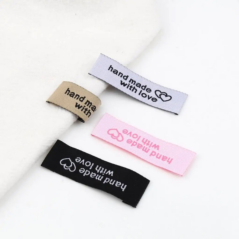 50 tk Käsitsi valmistatud tikitud sildid Sildid Polüester käsitsi valmistatud armastusega silt DIY jaoks mütsikorv Salli silt Rõivaste õmblemise tarvikud