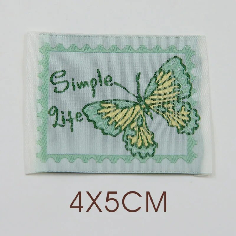 Jauna krāsaina roku darbs auduma etiķete ar sarežģītu ziedu sēriju, izšūtu austu etiķeti, palīgmateriāliem, šūšanas etiķeti