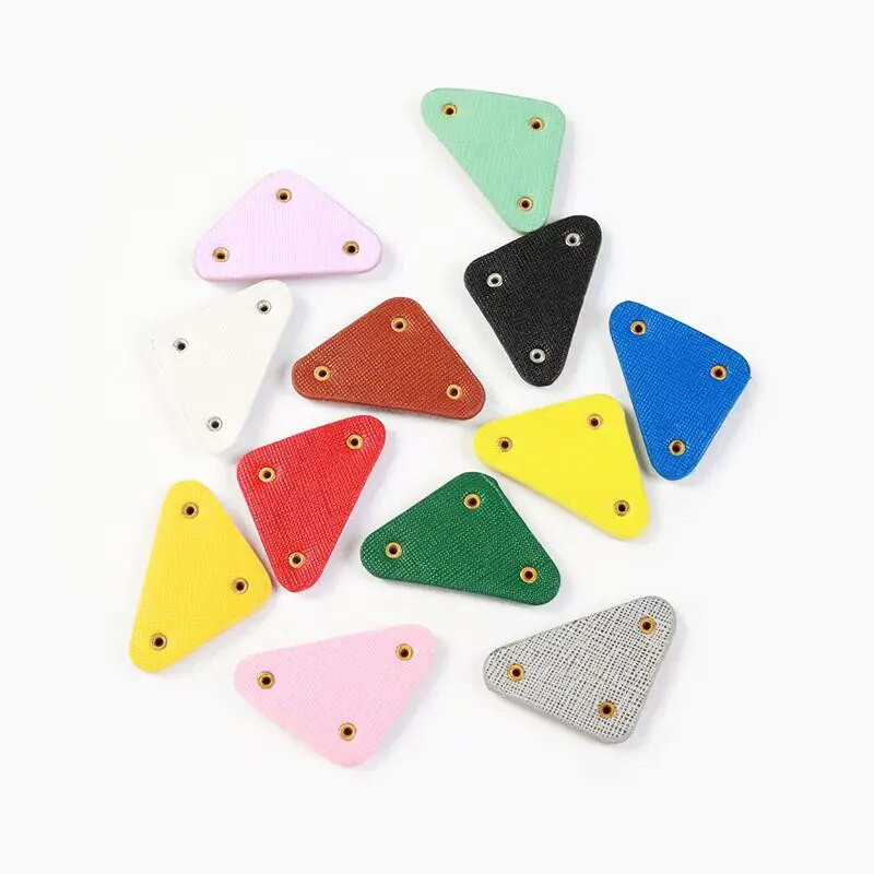 2 τμχ Τρίγωνο PU Δερμάτινες Ετικέτες Ετικέτες Ρούχα Ανάγλυφη Ετικέτα Χειροποίητη Ετικέτα για DIY Τσάντες Ράψιμο Ρούχων Σακίδιο πλάτης Παπούτσια Αξεσουάρ