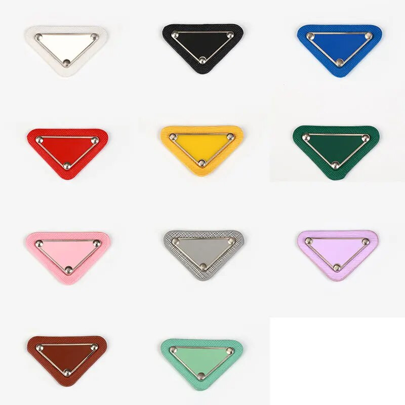 2 τμχ Τρίγωνο PU Δερμάτινες Ετικέτες Ετικέτες Ρούχα Ανάγλυφη Ετικέτα Χειροποίητη Ετικέτα για DIY Τσάντες Ράψιμο Ρούχων Σακίδιο πλάτης Παπούτσια Αξεσουάρ