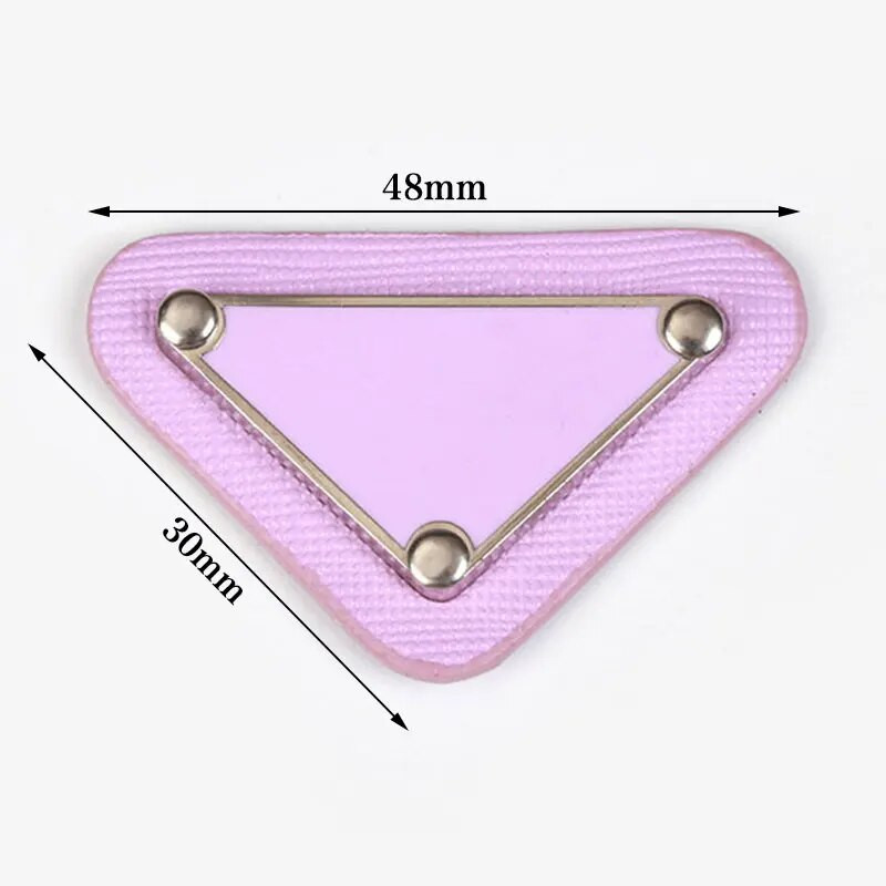 2 τμχ Τρίγωνο PU Δερμάτινες Ετικέτες Ετικέτες Ρούχα Ανάγλυφη Ετικέτα Χειροποίητη Ετικέτα για DIY Τσάντες Ράψιμο Ρούχων Σακίδιο πλάτης Παπούτσια Αξεσουάρ