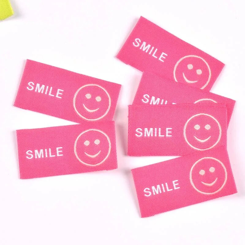 50 τμχ 49x25 χιλιοστά Νέο χαμόγελο κέντημα Ετικέτες ενδυμάτων για DIY ρούχα προμήθειες Χειροποίητα αξεσουάρ ραπτικής Ετικέτες πλεξίματος