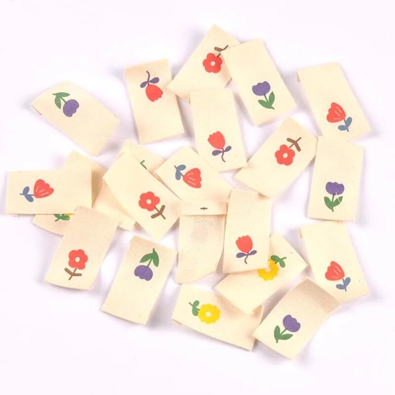50gab jauktas multfilmas puķes, rokām darinātas, austas etiķetes apģērbam, kopšanas etiķetes, apavu somas, apģērba birkas 40x20 mm CP3616