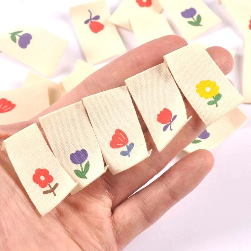 50gab jauktas multfilmas puķes, rokām darinātas, austas etiķetes apģērbam, kopšanas etiķetes, apavu somas, apģērba birkas 40x20 mm CP3616