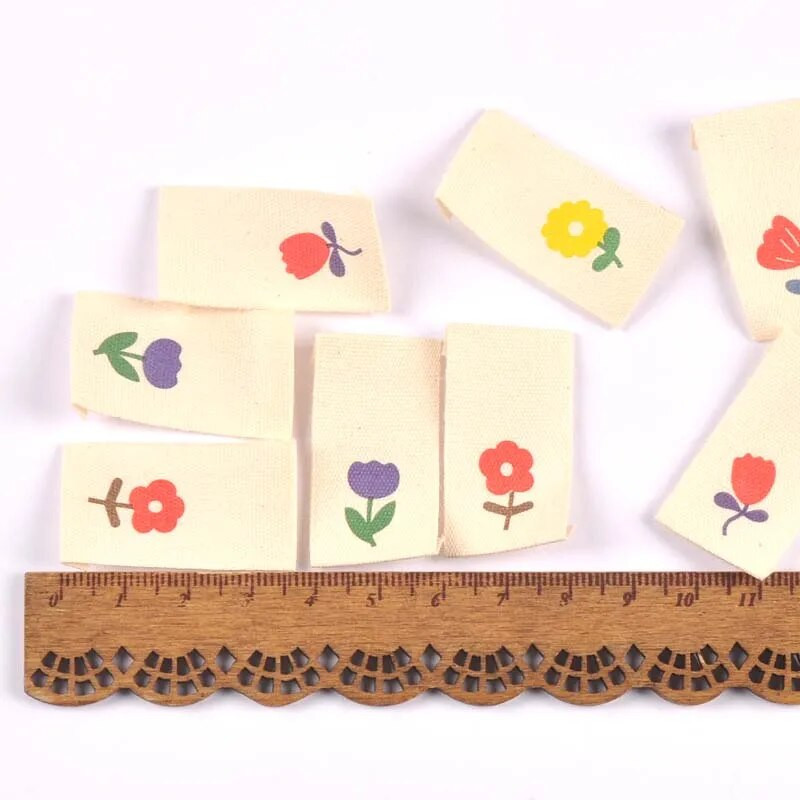 50gab jauktas multfilmas puķes, rokām darinātas, austas etiķetes apģērbam, kopšanas etiķetes, apavu somas, apģērba birkas 40x20 mm CP3616