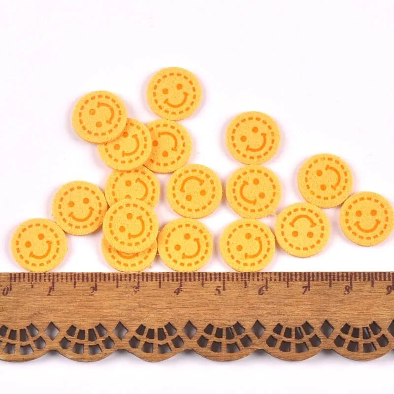 50 τμχ Μίνι χαμόγελο με ανάγλυφο στρογγυλές ετικέτες για DIY ρούχα Είδη ραπτικής Χειροποίητες τσάντες Καπέλα Αξεσουάρ Ετικέτες παιδικών ενδυμάτων C3528
