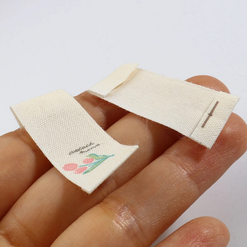 100 τμχ Ετικέτα πολυεστέρας Ορθογώνιο μοτίβο λουλουδιών Παιδικά κινούμενα σχέδια Τσάντες ρούχων Καπέλα DIY Είδη ραπτικής Υλικό 3,7x1,5 cm