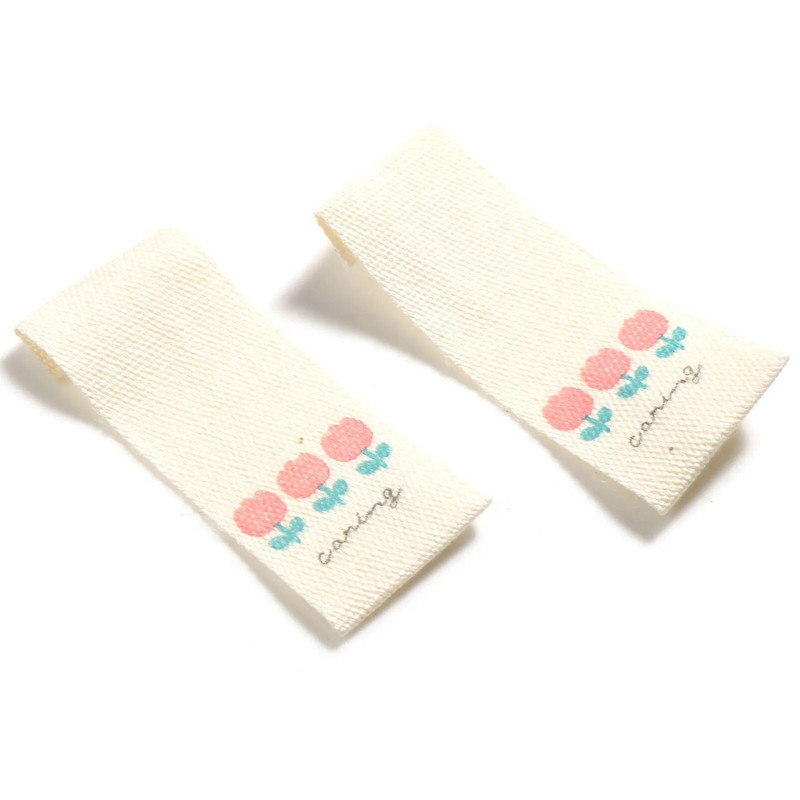 100 τμχ Ετικέτα πολυεστέρας Ορθογώνιο μοτίβο λουλουδιών Παιδικά κινούμενα σχέδια Τσάντες ρούχων Καπέλα DIY Είδη ραπτικής Υλικό 3,7x1,5 cm