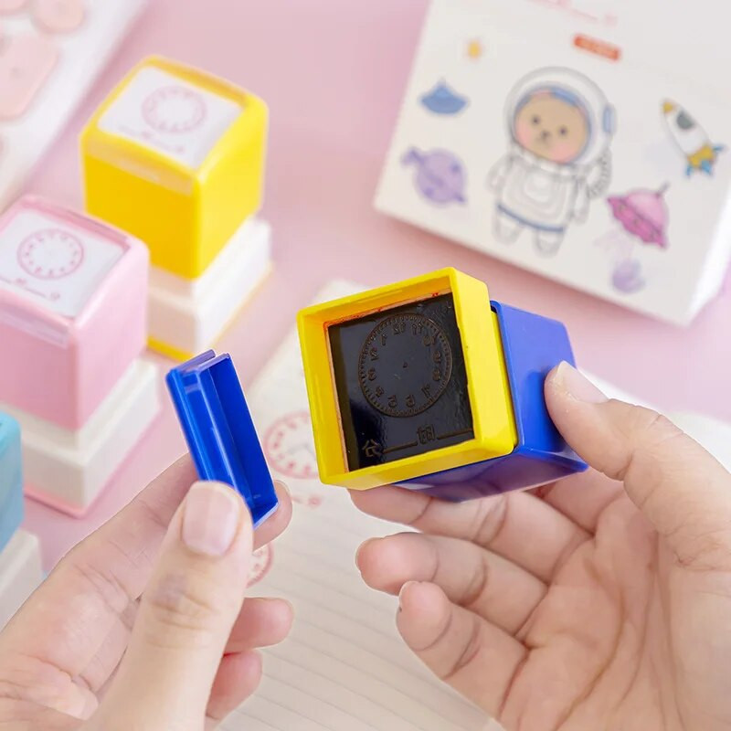 1 gab. Pulksteņa mācību zīmogi bērniem Mācību instruments Ballīte Iedrošiniet un apbalvojiet Rotaļlietas un apbalvojiet ar dārgumu balvas klases dāvana