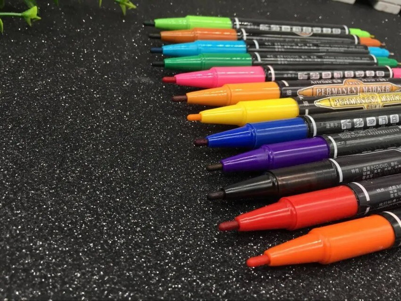 χονδρική 12 τμχ χρωματιστό Dual Tip γρήγορο στέγνωμα μαρκαδόρο μαρκαδόρου για ύφασμα μεταλλικό ποιοτικό λεπτό χαρτί για σχέδιο