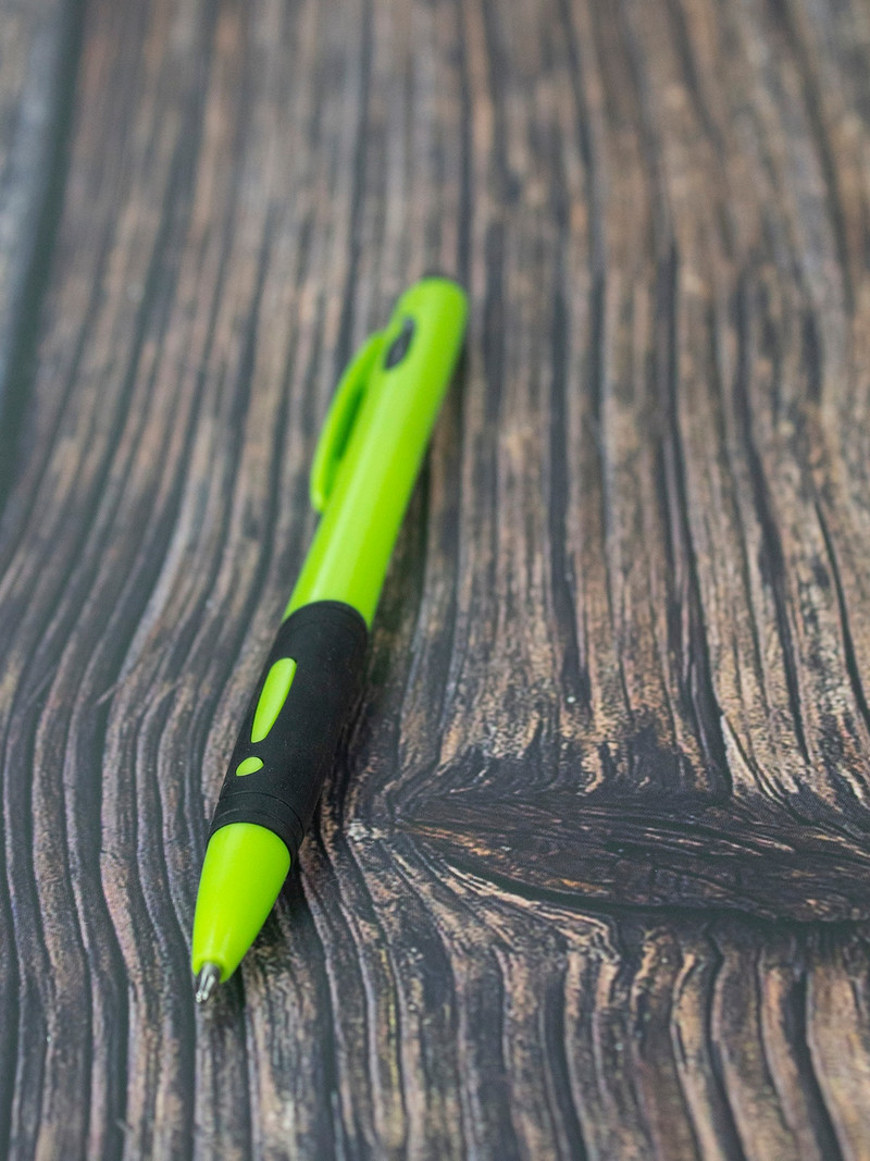 Olcsó visszahúzható műanyag golyóstoll gumi markolat sima írás golyóstoll Logo toll hozzáadása Testreszabott promóciós ajándék tollak Hirdetés