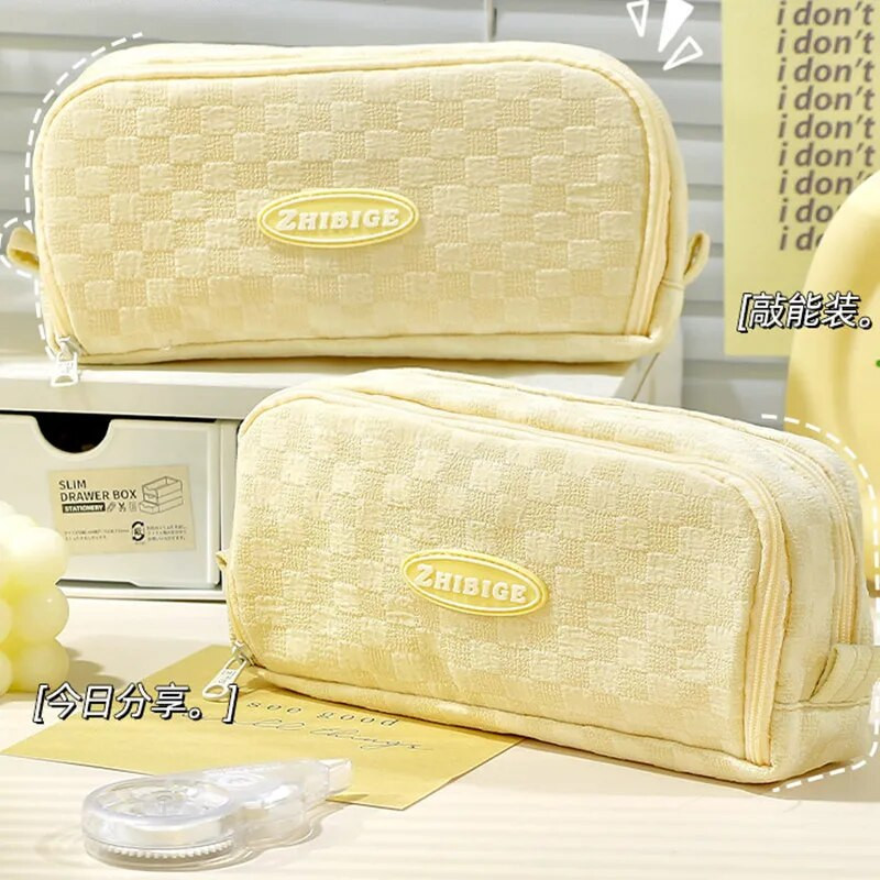 2023. aasta uus pliiatsikott sisaldab lihtsat ruudukujulist ühevärvilist pliiatsikotti, suure mahutavusega kirjatarvete hoiukotti õpilastarbed